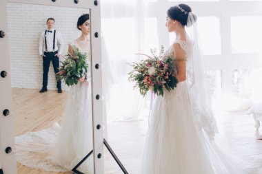 Güzel bir çift yeni evliler aynaya yansıyor.       