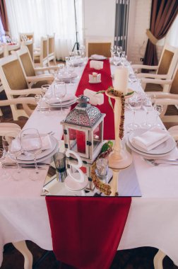 Düğün için kırmızı masa örtüsüyle servis edilen masa.