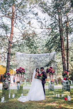 Dekoratif kemerin arka planında güzel bir çift..