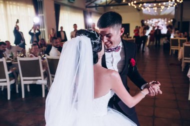 Gelin ve damat restorandaki düğün töreninde dans ediyorlar.