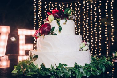 Çiçekli lezzetli düğün pastası manzarası               
