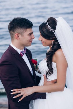 Güzel, mutlu gelin ve damat sahilde. Düğün gününde çift         