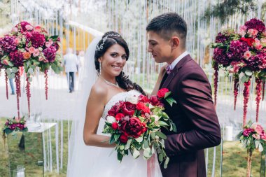 Parktaki düğün töreninde genç ve güzel gelin ve damat.           