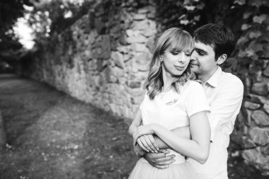 Genç çift parkta sarılıyor, siyah ve beyaz.