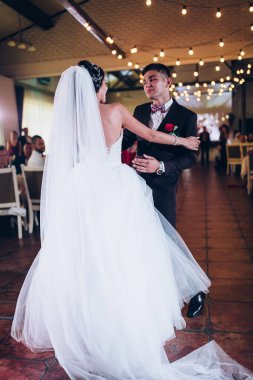 Düğün salonunda dans eden mutlu gelin ve damat        