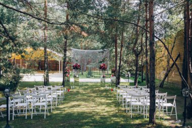 Düğün töreni için dekoratif kemer ve çiçek dekoru.       