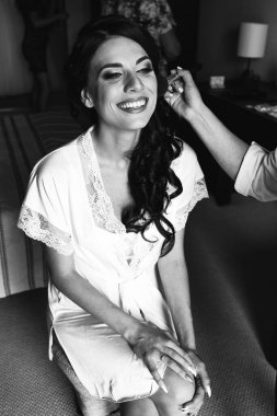 Genç bir kadın düğününe hazırlanıyor. Gelinin özel sabahı..