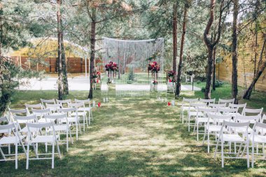 Düğün töreni için dekoratif kemer ve çiçek dekoru.       