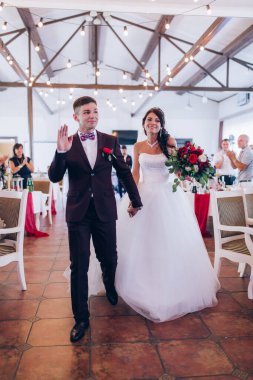 Düğünlerinde restoranda dans eden mutlu yeni evliler.