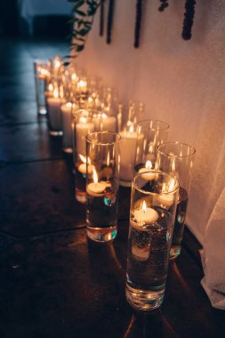 Düğünde restoranda masada mum yakmak.