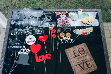 Masadaki misafirler için düğün süslemeleri 