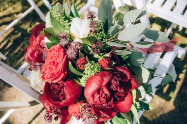 Güzel çiçeklerin lüks düğün buketinin yakın çekimi.        