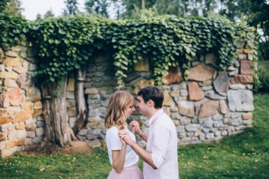 Yaz parkında el ele tutuşan mutlu çiftin yan görüntüsü