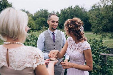 Düğün çifti doğada seremoni yapıyor. 