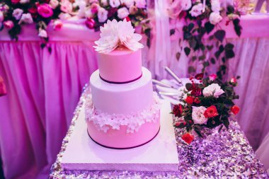 Masada pembe çiçekli kek 