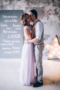 Gelin ve damat tahtanın yanında cümlelerle