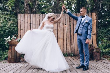 Parkta dans eden mutlu gelin ve damat. düğün çifti.         