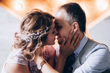 Stüdyoda öpüşen yeni evli çiftimiz