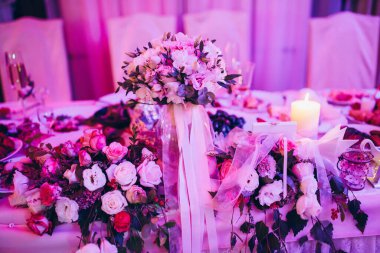 Düğün için güzel çiçekleri olan zarif bir masa.           