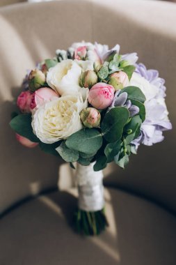 Güzel çiçeklerin lüks düğün buketinin yakın çekimi.        