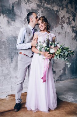 Stüdyoda birlikte poz veren mutlu, genç bir çift.       