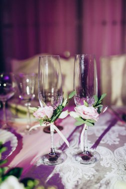 Restoran çiçeklerle süslenmiş düğün tablo