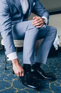 Damat düğüne hazırlanır, ayakkabılarını giyer ve özel güne hazırlanır..