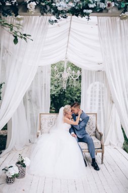 Güzel gelin ve şık damat düğün gününde.