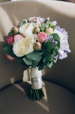 Güzel çiçeklerin lüks düğün buketinin yakın çekimi.        