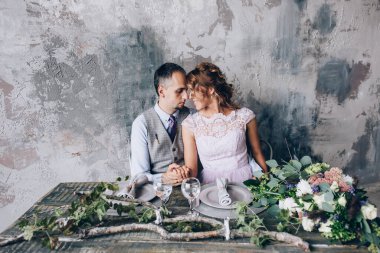 Gelin ve damat stüdyoda.