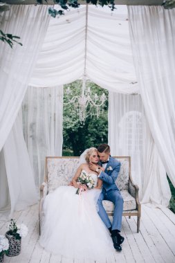 Güzel gelin ve damat düğün gününde poz veriyorlar.