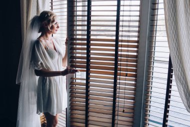 Sabah gelin düğün için hazırlanıyor. 