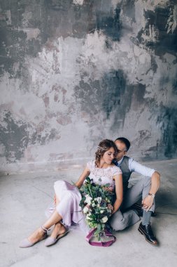 Stüdyoda sarılan genç ve güzel bir çiftin portresi.                            