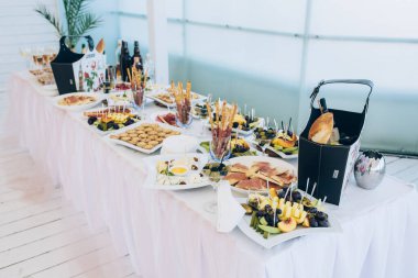 Restoranda düğün için şık bir masa.        