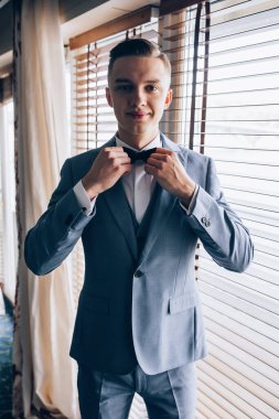 İçerde poz veren yakışıklı genç adamın portresi.