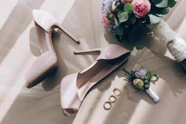 Çiçekler, düğün ayakkabıları ve aksesuarlar beyaz zeminde