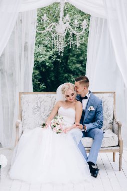 Güzel bir düğün çifti restoranda poz veriyor. düğün günü.