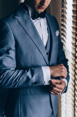 Takım elbiseli yakışıklı damat.  