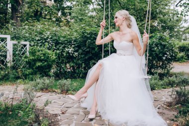 Bahçede güzel genç bir gelin