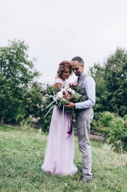 Güzel mutlu gelin ve damat parkta evleniyor..       