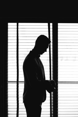 Damat düğüne hazırlanır, takım elbisesini giyer ve özel güne hazırlanır..