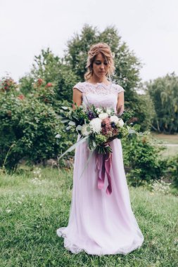 güzel bir gelin buketi ile portresi 