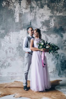 Stüdyoda sarılan genç ve güzel bir çiftin portresi.                            