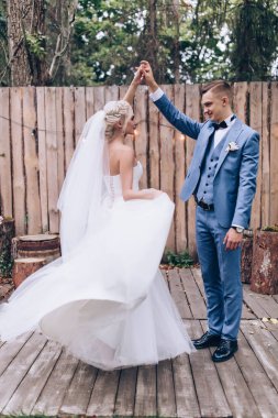 Parkta dans eden mutlu gelin ve damat. düğün çifti.         