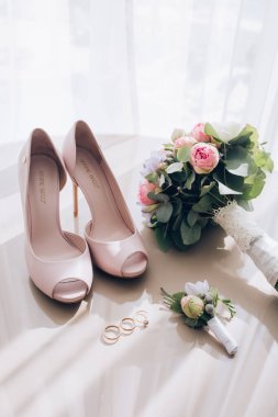 Alyanslar, ayakkabılar ve çiçekler. 