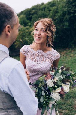 Güzel mutlu gelin ve damat parkta evleniyor..       