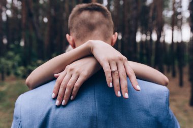 Güzel mutlu genç damat ve gelin parkta poz veriyor, düğün günü.             