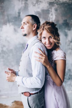 Stüdyoda sarılan genç ve güzel bir çiftin portresi.                            