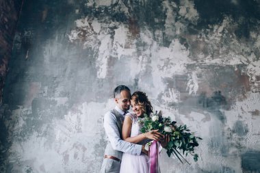 Stüdyoda sarılan genç ve güzel bir çiftin portresi.                            