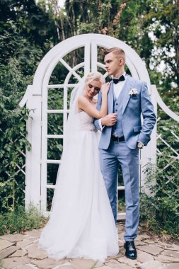 Güzel mutlu gelin ve damat parkta evleniyor..       